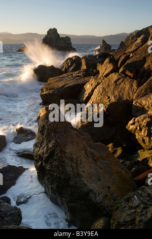 Faire beaucoup de bruit des vagues sur la côte rocheuse de Californie Banque D'Images