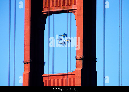 Blue Angels Comme vu en vol à travers le Golden Gate Bridge Banque D'Images