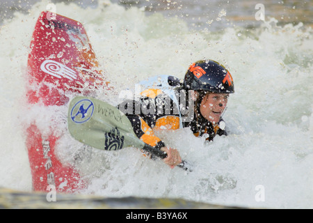 Californie, l'Arkansas River, Salida. Femme australienne en compétition dans le Fibark 2006 Festival d'eau vive kayak freestyle de cas Banque D'Images