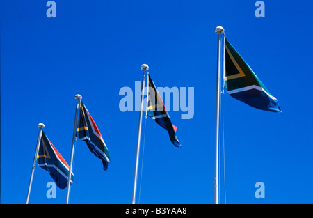 L'Afrique du Sud, Cape Town. Drapeaux de l'Afrique du Sud à la place du Parlement Banque D'Images