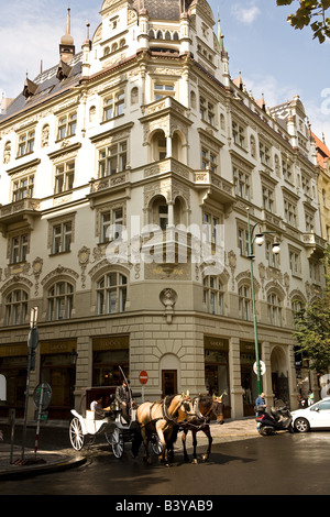 Un coach en face de l'avant d'un immeuble commercial à Prague Banque D'Images