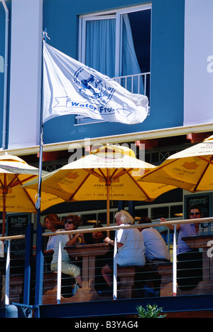 L'Afrique du Sud, péninsule du Cap, Simonstown. Les gens de manger à l'un des restaurants en plein air au Victoria & Albert Waterfront Banque D'Images