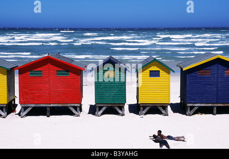 L'Afrique du Sud, péninsule du Cap, Muizenberg. Le bain de style victorien, des boîtes sur la plage Banque D'Images