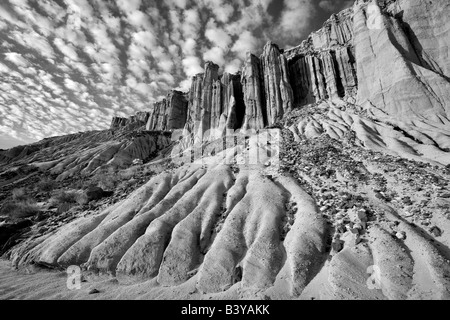 Falaise érodée avec puffy clouds Red Rock Canyon State Park en Californie Banque D'Images