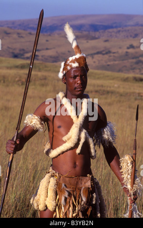 L'Afrique du Sud, Cape Town. Guerrier zoulou en costume traditionnel avec la lance de combat Banque D'Images