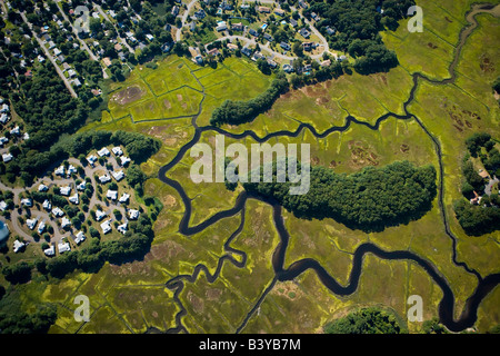 Les zones humides à côté de subdivisions à Old Saybrook, Connecticut. Vue aérienne. Banque D'Images