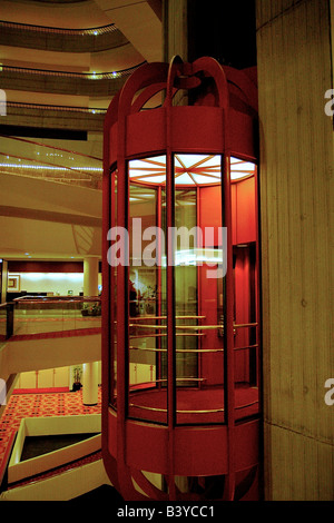 Amérique du Nord, USA, Atlanta, Georgie. Un ascenseur aux parois de verre voiture dans l'atrium de l'Atlanta Marriott Marquis Banque D'Images