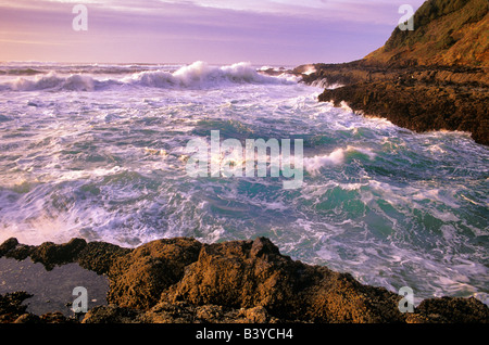 Vagues au large de Cape Perpetua Oregon Banque D'Images