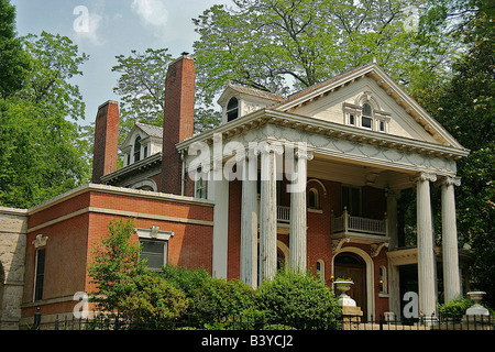 Amérique du Nord, USA, Atlanta, Georgie. Une grande maison en brique avec imposantes colonnes à Atlanta's Inman Park Banque D'Images