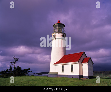 Le phare de Cape Blanco avec ciel d'orage Oregon Banque D'Images