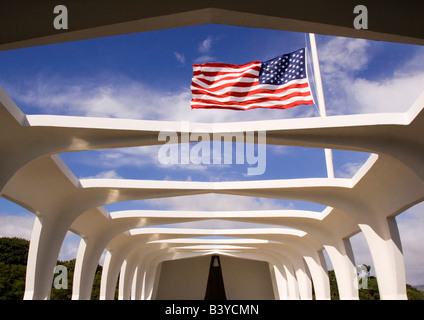 USA, Hawaii, Oahu. Drapeau américain en berne sur le USS Arizona Memorial National. Banque D'Images