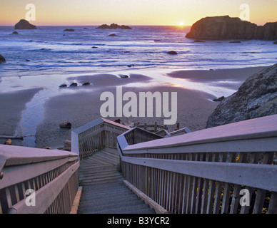 Escaliers de la plage au coucher du soleil à Bandon Oregon Banque D'Images