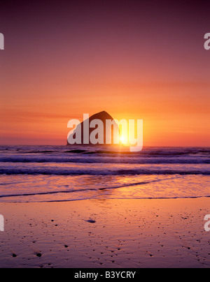 Coucher du soleil à Cape Kiwanda plage avec Haystack Rock Oregon Banque D'Images