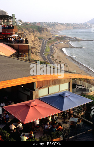 Restaurants et boutiques donnant sur la plage de Miraflores à Lima, Pérou Banque D'Images