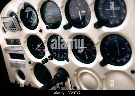 Console d'instruments pour un petit avion, vol au dessus des lignes de Nazca, dans le sud du Pérou Banque D'Images