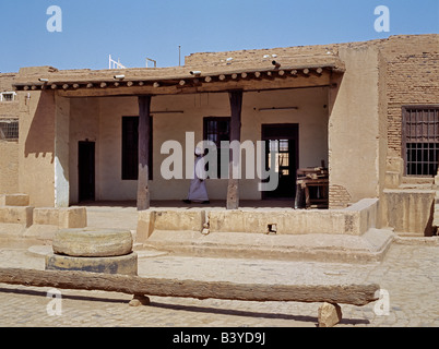 Le Soudan, d'Omdurman. Le simple accueil d'al-Mahdi à Omdurman. Remarque la grande meule dans la cour.Né Muhammad Ahmad ibn Abd Allah, il prit le titre d'al-Mahdi en 1881. Sa plus grande victoire dans sa campagne visant à purifier l'Islam et de détruire les gouvernements qu'il a été profané la capture de Khartoum le 26 janvier 1885 et l'assassinat du commandant britannique, le Major-général Charles Gordon ('Chinese Gordon'), au cours de l'assaut final sur la capitale. . Banque D'Images