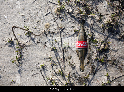 Ancienne bouteille en verre enterrée dans le sable Banque D'Images