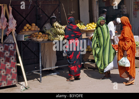 Soudan, Shendi. Un étal de fruits et de viandes de boucherie vendant les jambes dans l'importante ville de marché de Shendi sur le Nil, au nord-est de Khartoum. Banque D'Images