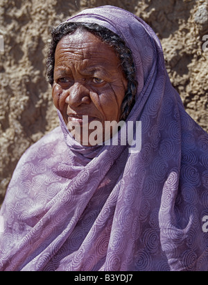 Soudan, Alibeda. Les femmes portent des robes de Nubie et le foulard, même s'ils sont musulmans. Beaucoup de l'ancienne génération ont des cicatrices tribales sur leurs visages. . Banque D'Images