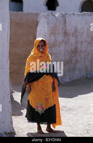 Soudan, Merowe. Les femmes portent des robes de Nubie et le foulard, même s'ils sont musulmans. Banque D'Images