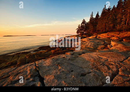 Littoral de granit de Rockport Harbor au lever du soleil, Rockport, Maine Banque D'Images