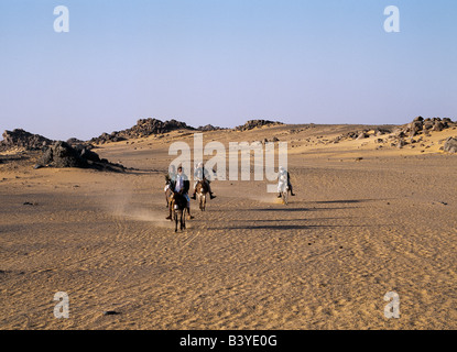 Soudan, désert du Sahara, les enfants voyagent à l'école sur les ânes à la périphérie de la partie nord du désert de Libye ou dans le nord-ouest du Soudan. Banque D'Images