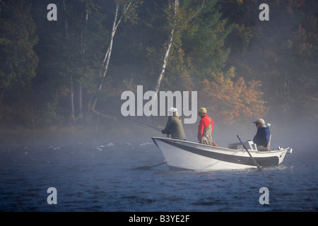 La pêche à la mouche à partir d'un driftboat près de Moosehead Lake Maine USA Banque D'Images