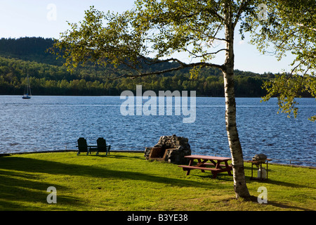 La pelouse derrière Chalet sur Moosehead Moosehead Lake à Greenville, dans le Maine. Banque D'Images