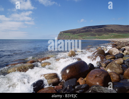 dh Rackwick Bay HOY ORKNEY vagues de la mer éclaboussant sur des rochers de rochers sur la plage falaises rivage Lapping scotland seashore orkneys côte britannique Banque D'Images