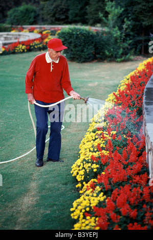 Un homme âgé, jardinier de golf gardens, les eaux l'automne fleurs ; Chatanooga, New York, USA Banque D'Images