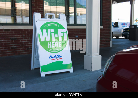 Wi fi signer l'article dans le passage libre à l'extérieur d'un dépanneur de station juste à côté de l'Interstate 89 à St Albans Vermont-NOUS Banque D'Images