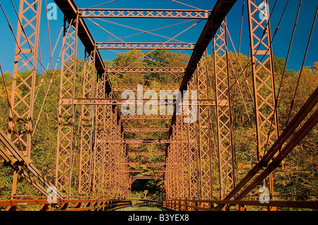 Amérique du Nord, USA, Massachusetts, Shelburne. Un mélange de couleurs du pont avec le paysage d'automne et le contraste avec le bleu du ciel. Banque D'Images