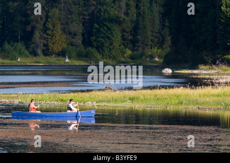 Couple canoë sur la région de Stillwater Lake dans le Montana publié modèle Banque D'Images