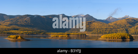 Vue panoramique de réservoir Hungry Horse en automne dans la forêt nationale de Flathead au Montana Banque D'Images