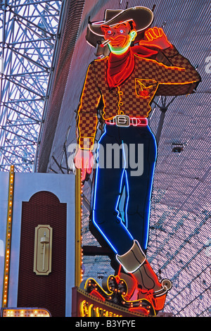 USA, Nevada, Las Vegas. Célèbre Cowboy néon signe sur Fremont Street. Banque D'Images