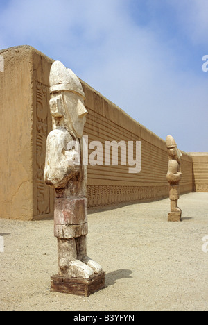 Pérou, Trujillo, Chan Chan. Des reproductions de statues en bois Chimù stand dans la cour de la cérémonie Tschudi complexe. Le complexe fait partie de l'ancien site de adobe de Chan Chan, près de Trujillo au Pérou. Banque D'Images