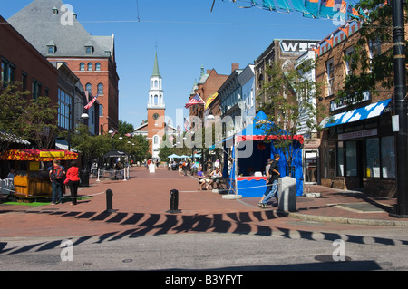 Church Street Marketplace à Burlington Vermont sur une journée ensoleillée d'automne avec magasins, cafés Editorial les piétons uniquement. Banque D'Images