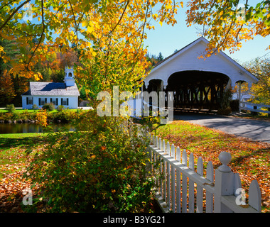 USA, New Hampshire, Stark. Voir l'église de Stark et pont sur la partie supérieure de la rivière Ammonoosuc. Banque D'Images