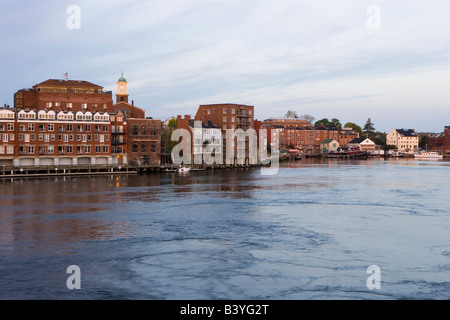 Portsmouth et la rivière Piscataqua du Memorial Bridge New Hampshire USA Banque D'Images