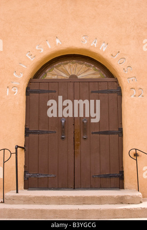 USA, Nouveau Mexique, Los Cerrillos. Porte d'entrée de l'église catholique Saint Joseph. Banque D'Images