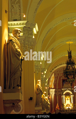 L'intérieur de la cathédrale, à Arequipa, Pérou. Les colonnes de la cathédrale, construite de marbre italien, de dépeindre le 12 disicples. Banque D'Images