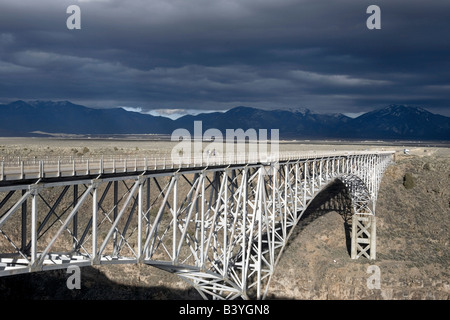 USA, New Mexico, Taos. Pont sur le Rio Grande Gorge près de Taos au Nouveau-Mexique. Banque D'Images