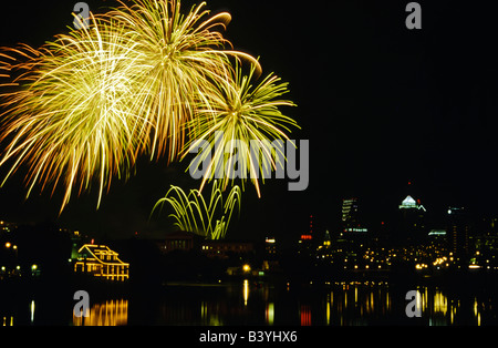 USA, Pennsylvania, Philadelphia. Affichage du jour de l'indépendance de l'artifice sur la ville. Banque D'Images