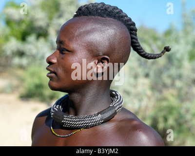 La Namibie, Kaokoland. Un jeune Himba avec son style de cheveux dans une longue natte, connu comme ondatu. Une fois marié, il va diviser le ondatu Banque D'Images