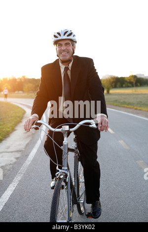 Businessman wearing helmet rides location le long chemin avant Chicago lake Banque D'Images