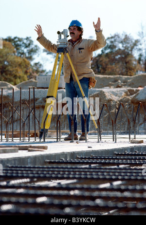Travailleur masculin avec un sondage sur un site de construction de transit Banque D'Images