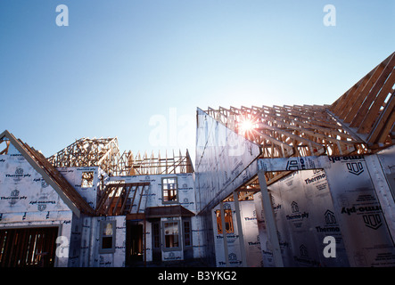 Les goujons en bois châssis et chevrons d'une nouvelle maison. Banque D'Images