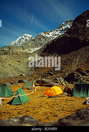 Le Népal, Solo-Khumbu, Khare (Mera Peak Basecamp). Tourné de nuit de tentes au camp de base de Mera Khare (5000m). Star Trails sont visible dans le ciel comme c'est le chemin d'une torche tenue par un camping-car. Banque D'Images