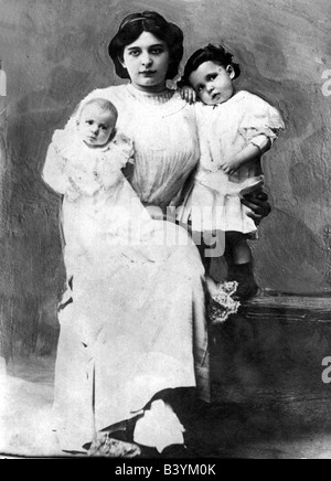 Transport / transport, navigation, Titanic, photo de Madame Navratil et de ses enfants, passagers du RMS Titanic, image contemporaine, historique, historique, catastrophe, 191 s, 10 s, XXe siècle, catastrophe maritime, catastrophes maritimes, voyageur, voyageurs, passager de voyage, compagnon de voyage, compagnons de voyage, passagers de voyage, compagnons de voyage, passagers, compagnons de voyage, femme, femme, mère, mère, mère, mère, enfants, enfants, enfants, enfants, enfants, nourrissons, nourrissons, bébés, nostalgie, personnes, femmes, Banque D'Images