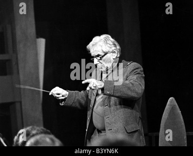 Bernstein, Leonard, 25.8.1918 - 14.10.1990, chef d'orchestre et compositeur américain, demi-longueur, 70 ans, Banque D'Images